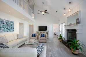 Een smart-tv en een open haard