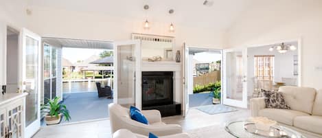 Smart TV, fireplace