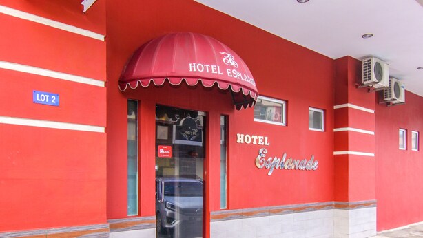 Un edificio rojo con un cartel que dice "HOTEL Esplanade".