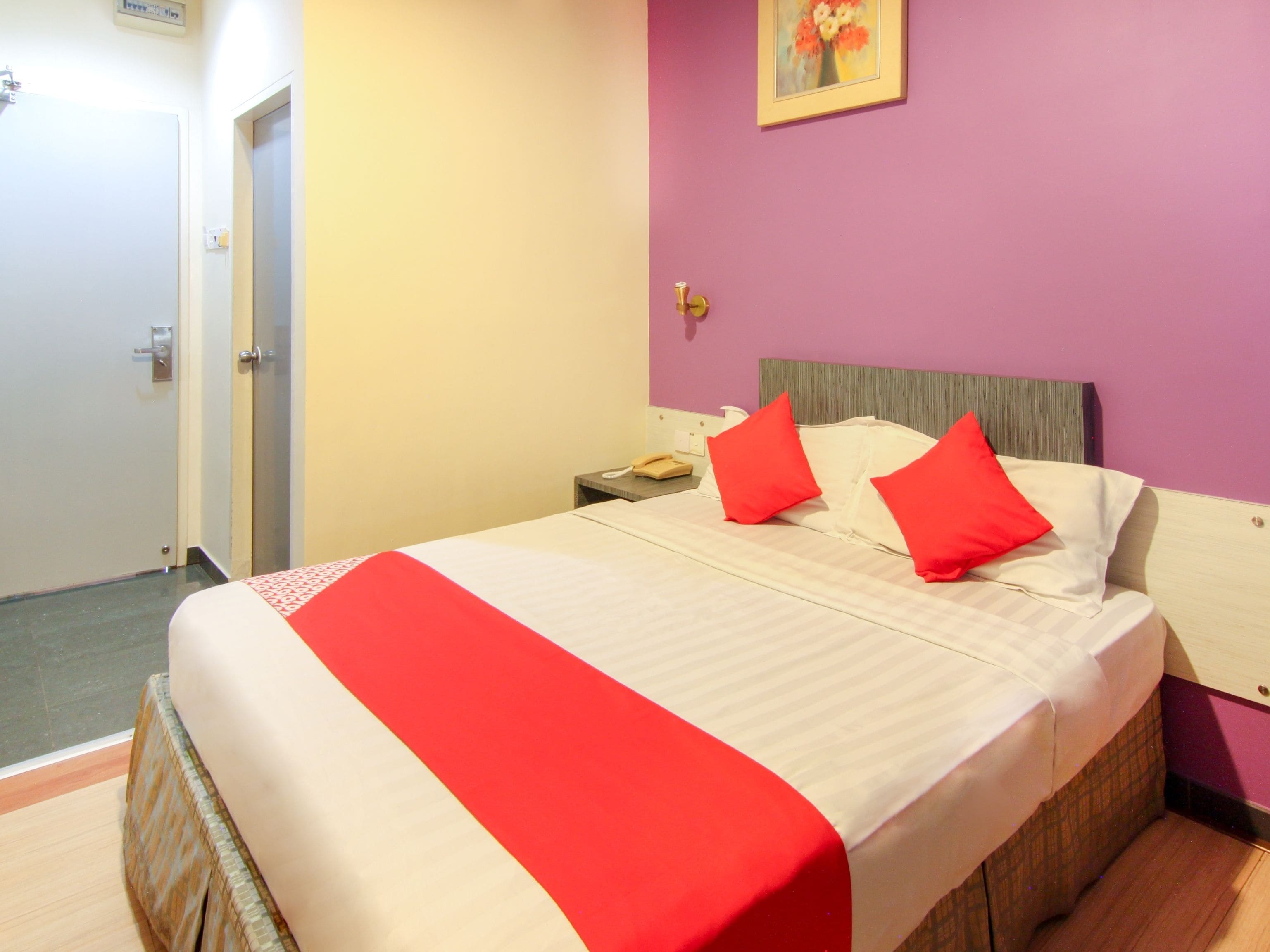 standard double room, 1 queen bed | desk, free wifi, bed sheets