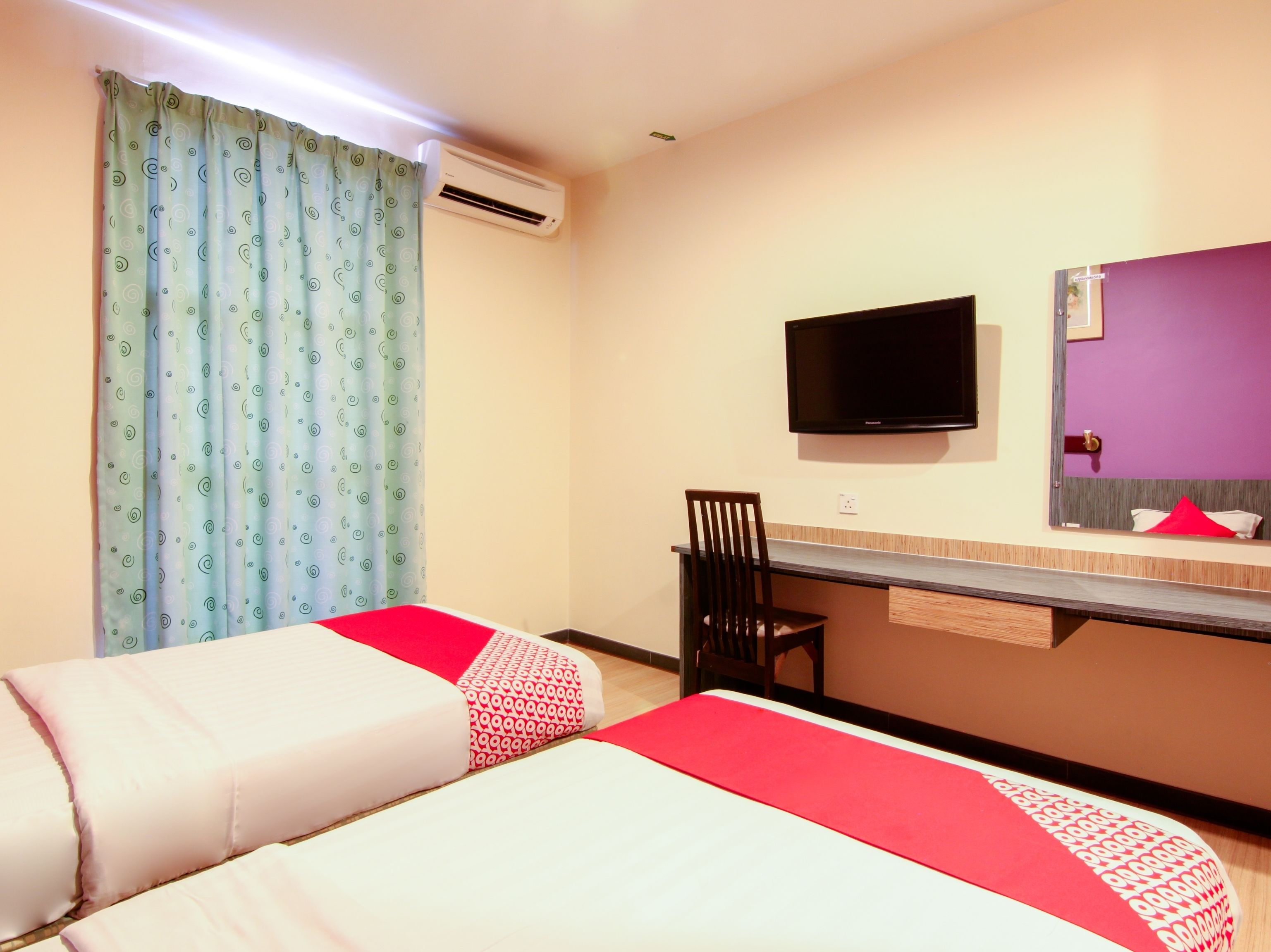 deluxe twin room | desk, free wifi, bed sheets