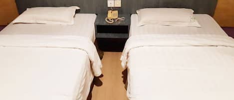 Escritorio, wifi gratis y ropa de cama