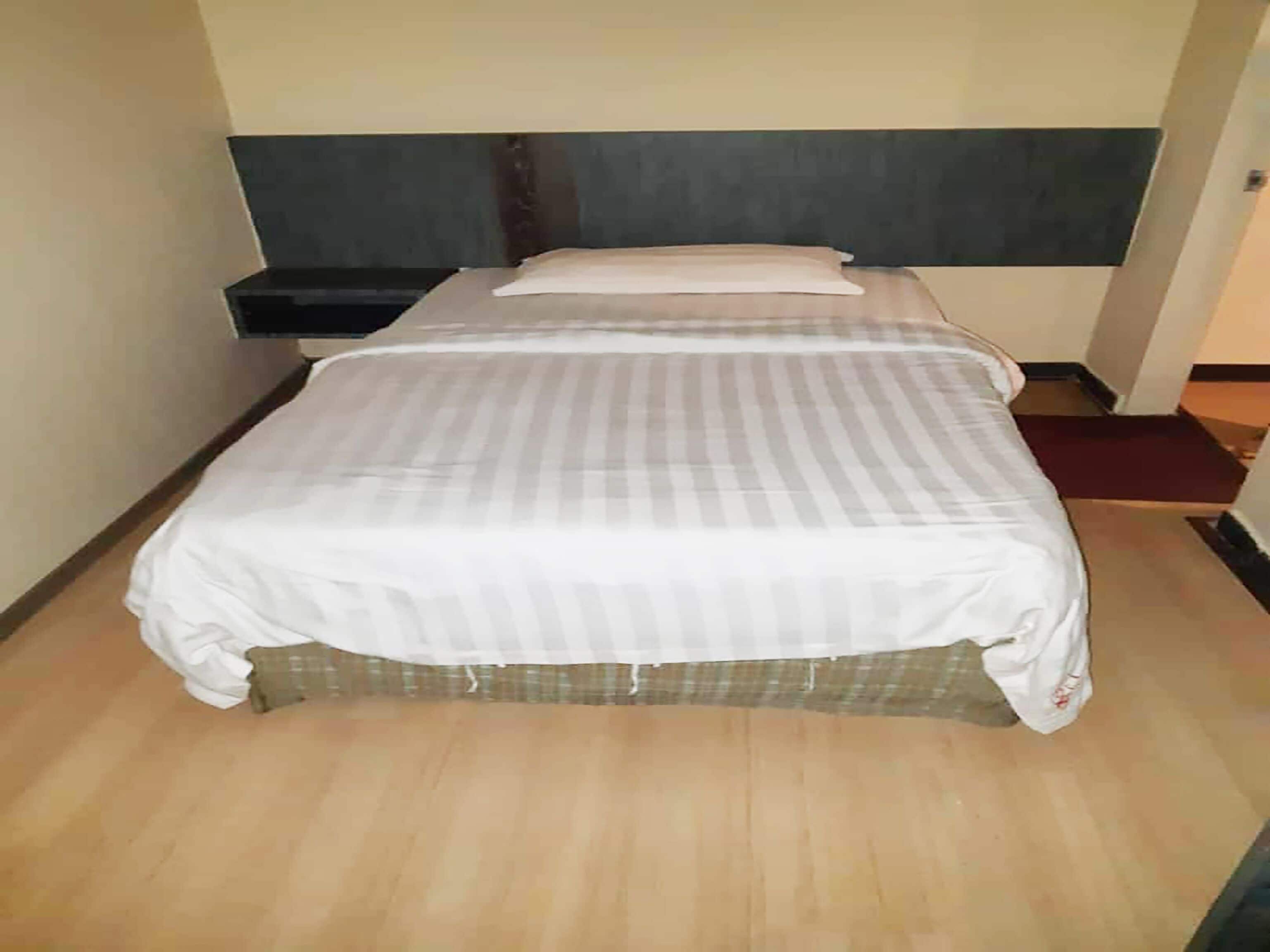 deluxe triple room | desk, free wifi, bed sheets