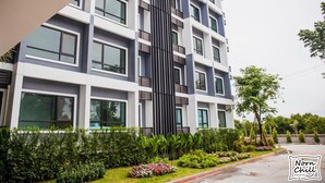 Ein mehrstöckiges Gebäude mit modernem architektonischen Design, das große Fenster und Balkone aufweist.