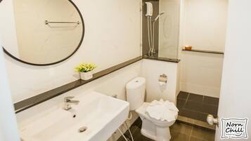 Shower, free toiletries, towels