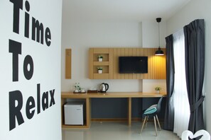 Deluxe King Bed Room | Blackout curtains, free WiFi, bed sheets, wheelchair access