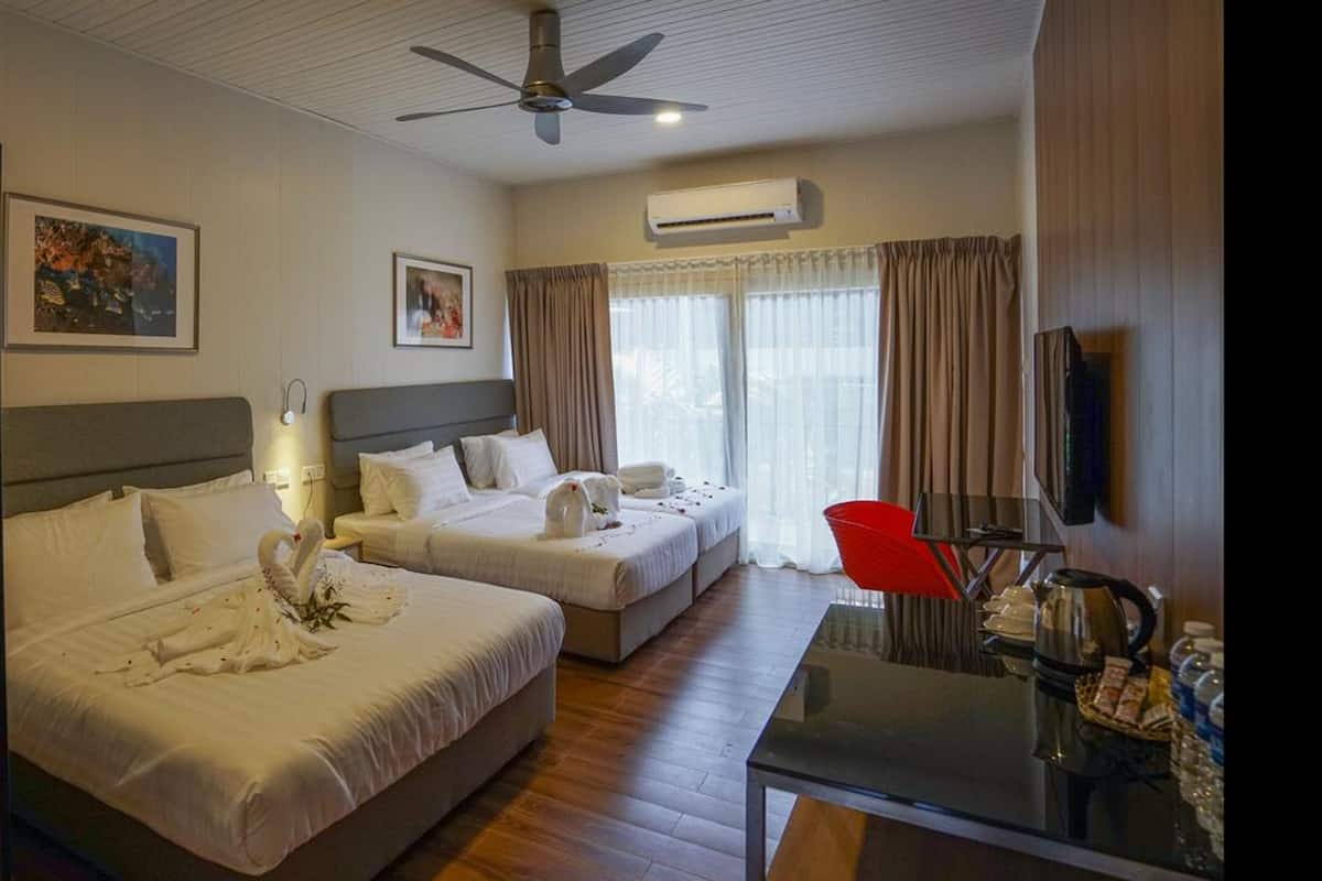 Minibar, in-room safe, desk, iron/ironing board