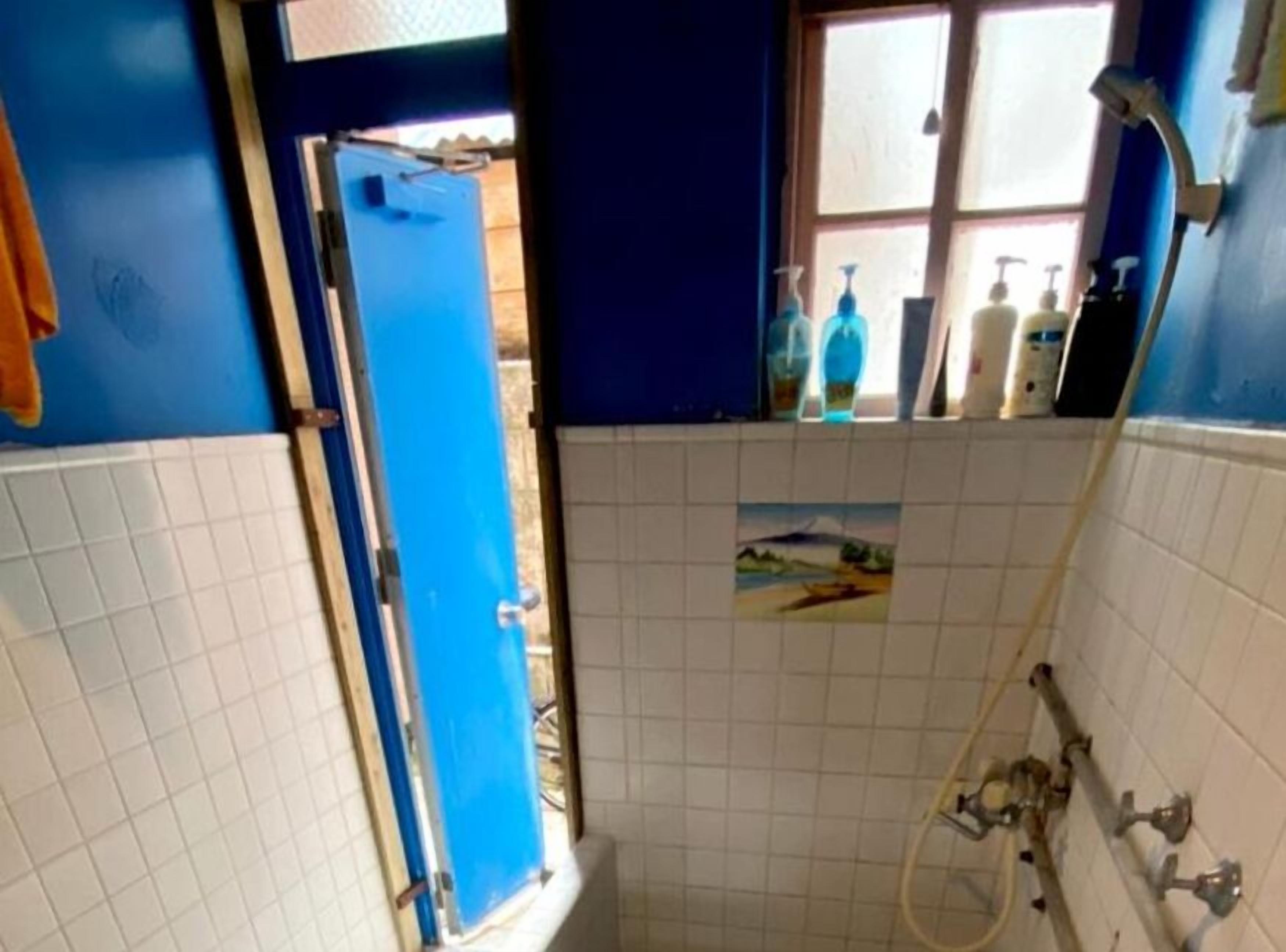 Chuveiro, produtos de toalete grátis