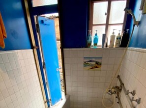Pancuran mandi, kelengkapan dandanan diri percuma, pengering rambut 