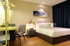 Counselor Room (Queen) | 客房內保險箱、書桌、筆電工作空間、熨斗/熨衣板