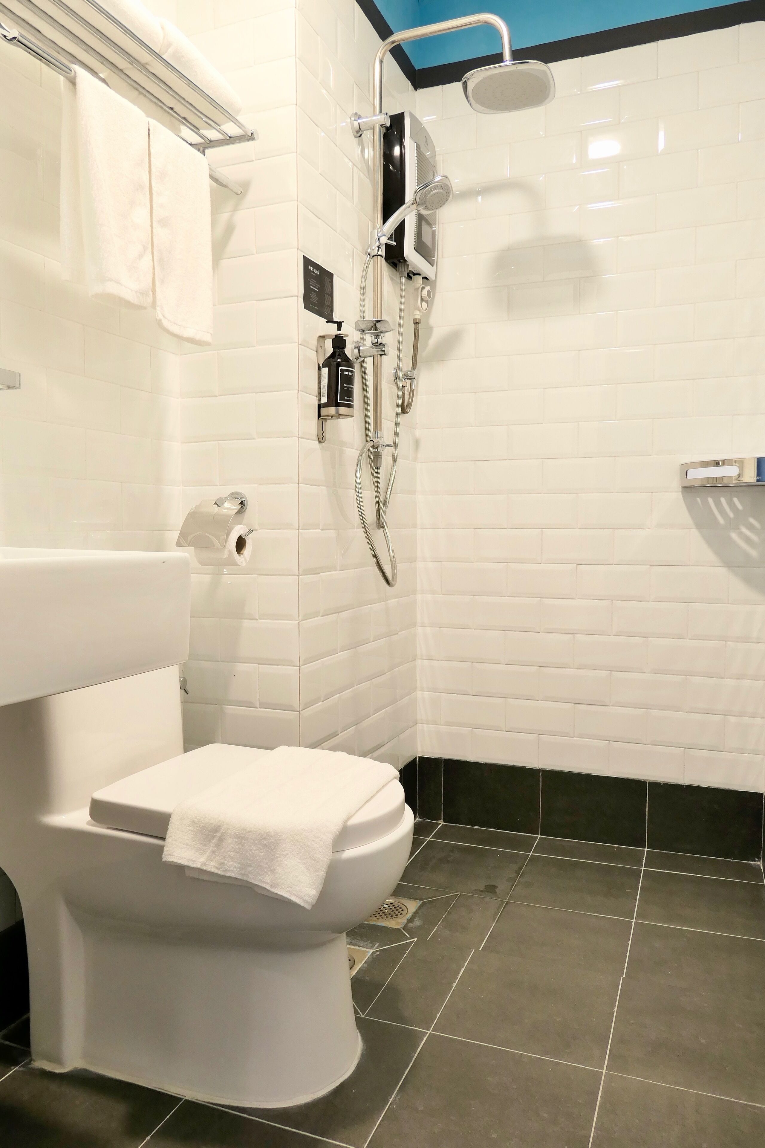 attaché room | bathroom | shower, free toiletries, bidet, towels
