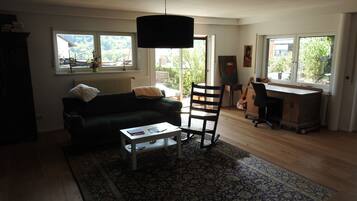 Fernseher, Videospiele, Bücher, Stereoanlage