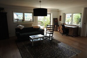 Fernseher, Videospiele, Bücher, Stereoanlage