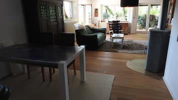 Fernseher, Videospiele, Bücher, Stereoanlage