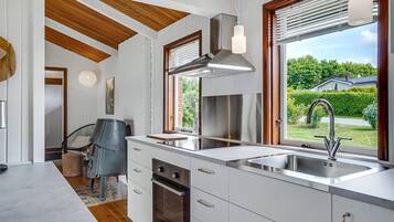 Fridge, stovetop, coffee/tea maker