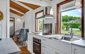 Frigorífico, placa de cocina, cafetera o tetera y utensilios de cocina