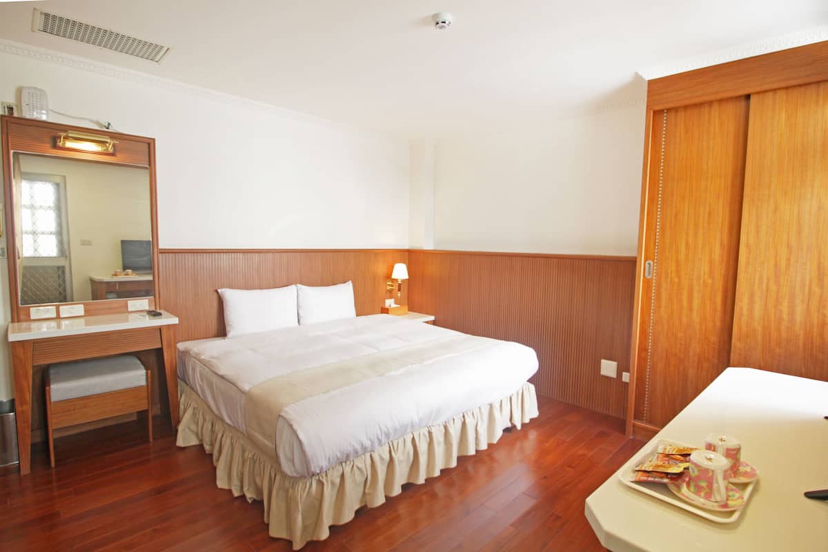 Kamar Double Basic | Selimut bulu angsa, tirai kedap cahaya, dan tempat tidur lipat/tambahan