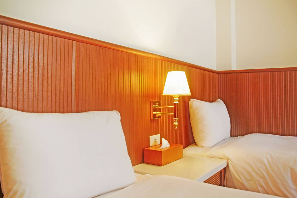 Phòng 2 giường đơn cơ bản | Chăn bông, màn/rèm cản sáng, giường gấp/giường phụ (phụ phí) 
