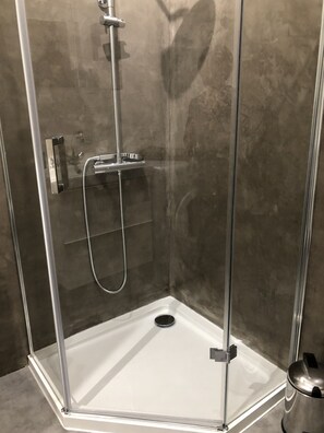 Een douche, een haardroger, handdoeken