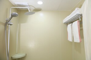Studio Suite Business | Phòng tắm | Buồng tắm vòi sen, đồ dùng nhà tắm miễn phí, máy sấy tóc 
