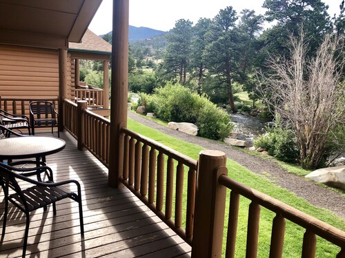 3 BR DELUXE River Front Sleeps 8 Estes Park Near Entrance to Rocky Mtn Natl Park