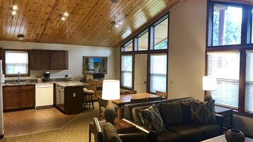 Televisión, chimenea, reproductor de DVD y tenis de mesa