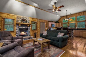 Een open haard en boeken