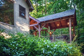 Property grounds - Cherry Ridge Retreat - Ravine's Edge Luxury Romantic Cabin with hot tub and private gazebo! (New Plymouth)