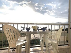 Outdoor dining - Apartment facing the lagoon: pets allowed, near the thermal baths (Balaruc-les-Bains)