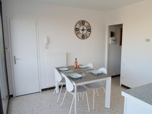 Dining - Bright T2, Near Thermal Baths, Balcony, Free Wi-Fi, Parking (Balaruc-les-Bains)