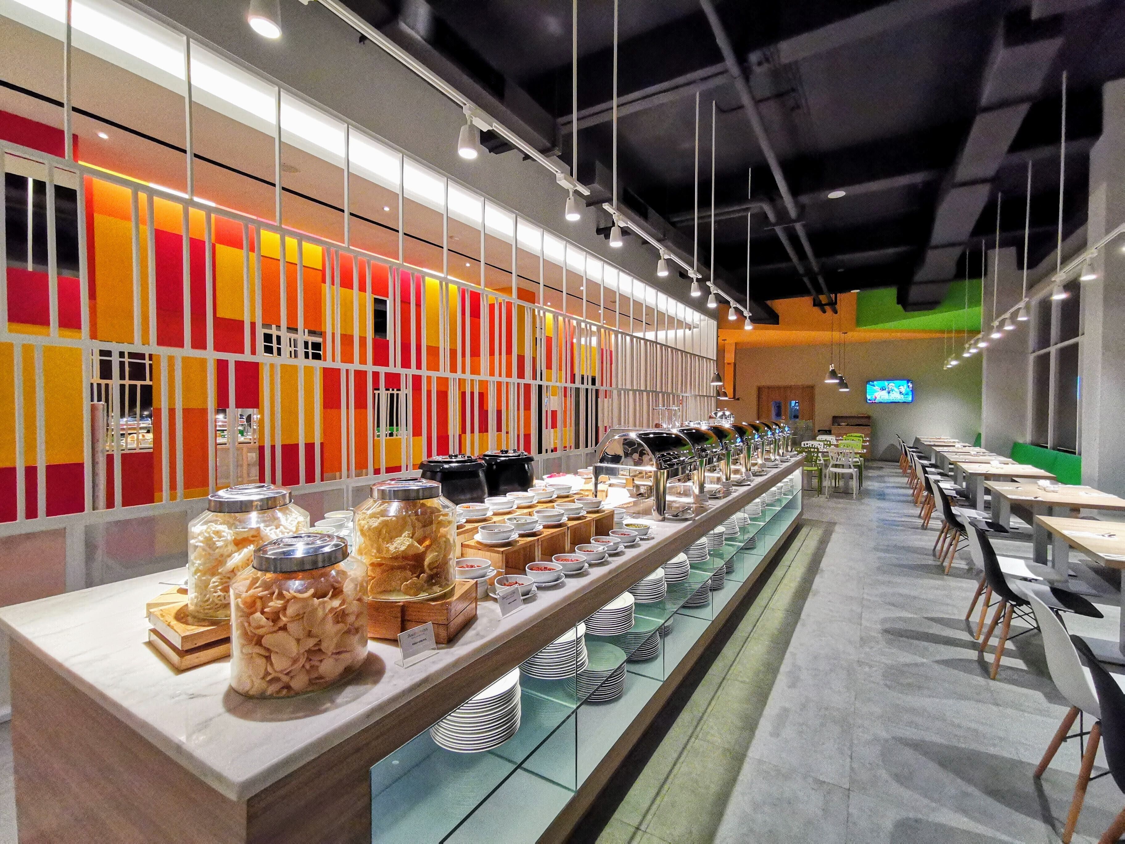 Breakfast, lunch and dinner served