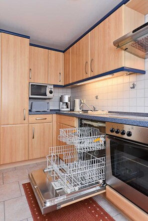 Kühlschrank, Mikrowelle, Ofen, Geschirrspüler