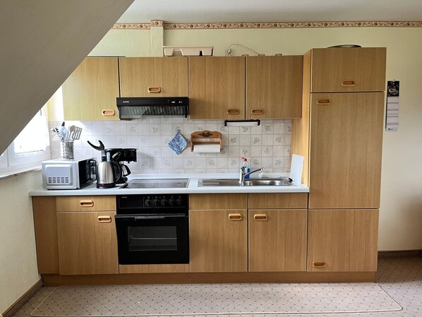 Kühlschrank, Mikrowelle, Ofen, Wasserkocher mit Kaffee-/Teezubehör