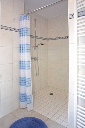 Regadera, secadora de cabello, toallas 