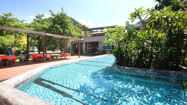 Una piscina al aire libre