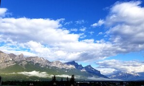 Eine Berglandschaft mit blauem Himmel und Wolken.