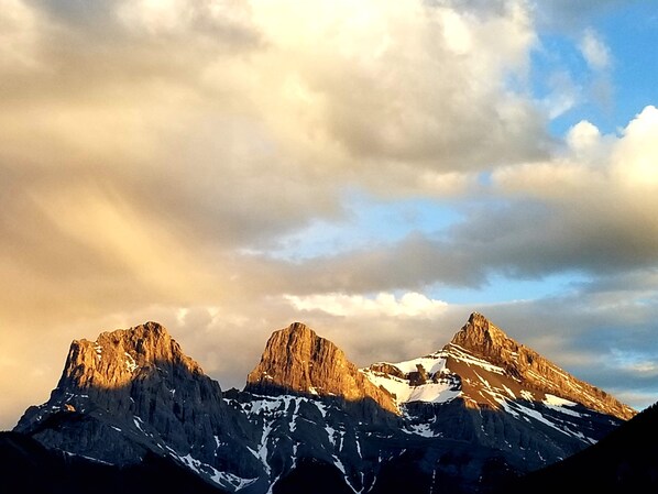 Ein Gebirge mit schneebedeckten Gipfeln unter bewölktem Himmel.