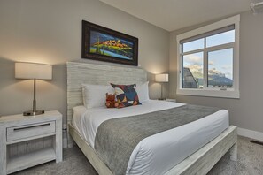 6 bedrooms, desk, iron/ironing board, free WiFi