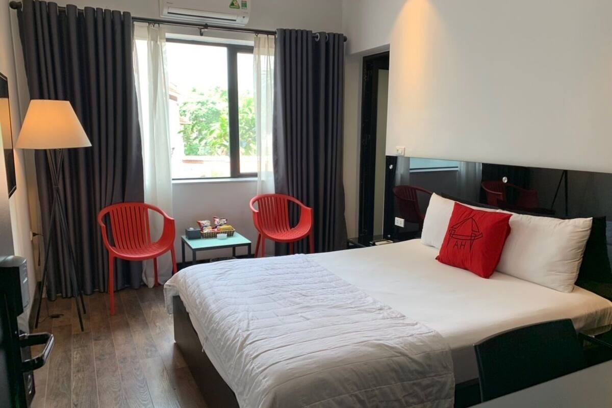 Minibar, desk, WiFi (free), bed sheets