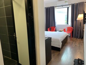 Minibar, desk, free WiFi, bed sheets - Anh Hong Hostel (Hanoi)