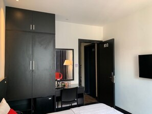 Minibar, bàn, truy cập Internet không dây miễn phí, bộ trải giường 