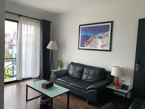 Een 23-inch flatscreentelevisie met kabelzenders en een televisie