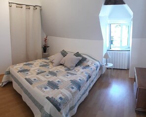 2 slaapkamers, een bureau, een strijkplank/strijkijzer, reisbedje