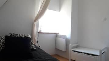 2 bedrooms, desk, iron/ironing board, travel crib