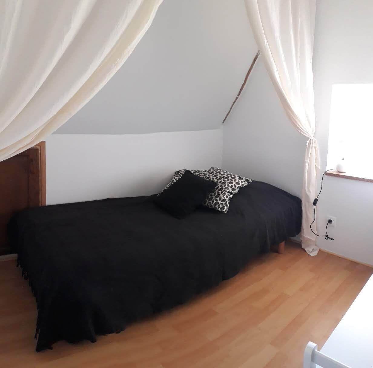 2 chambres, bureau, fer et planche à repasser, lit parapluie