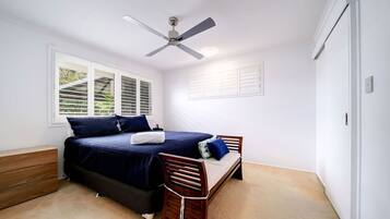House | 3 bedrooms, blackout curtains, iron/ironing board, travel cot