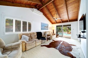 Living area - Best Location Welcoming Home (Buddina)
