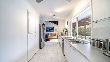 Rumah | Dapur pribadi | Lemari es, microwave, oven, dan kompor