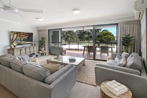 Living area - Cotton Tree Absolute Waterfront (Maroochydore)