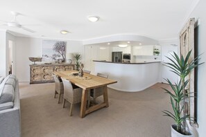 Classic Apartment | In-room dining - Cotton Tree Absolute Waterfront (Maroochydore)